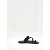FLIP-FLOP WITH ASYMMETRIC CAGED UPPER
