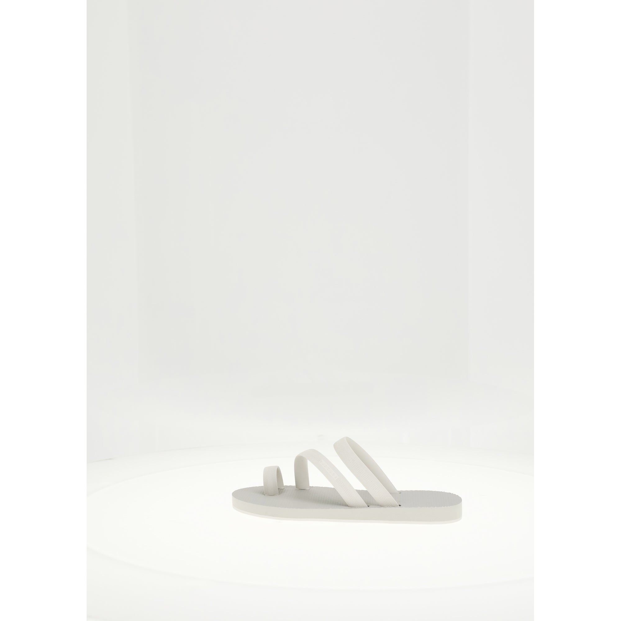 FLIP-FLOP WITH ASYMMETRIC CAGED UPPER